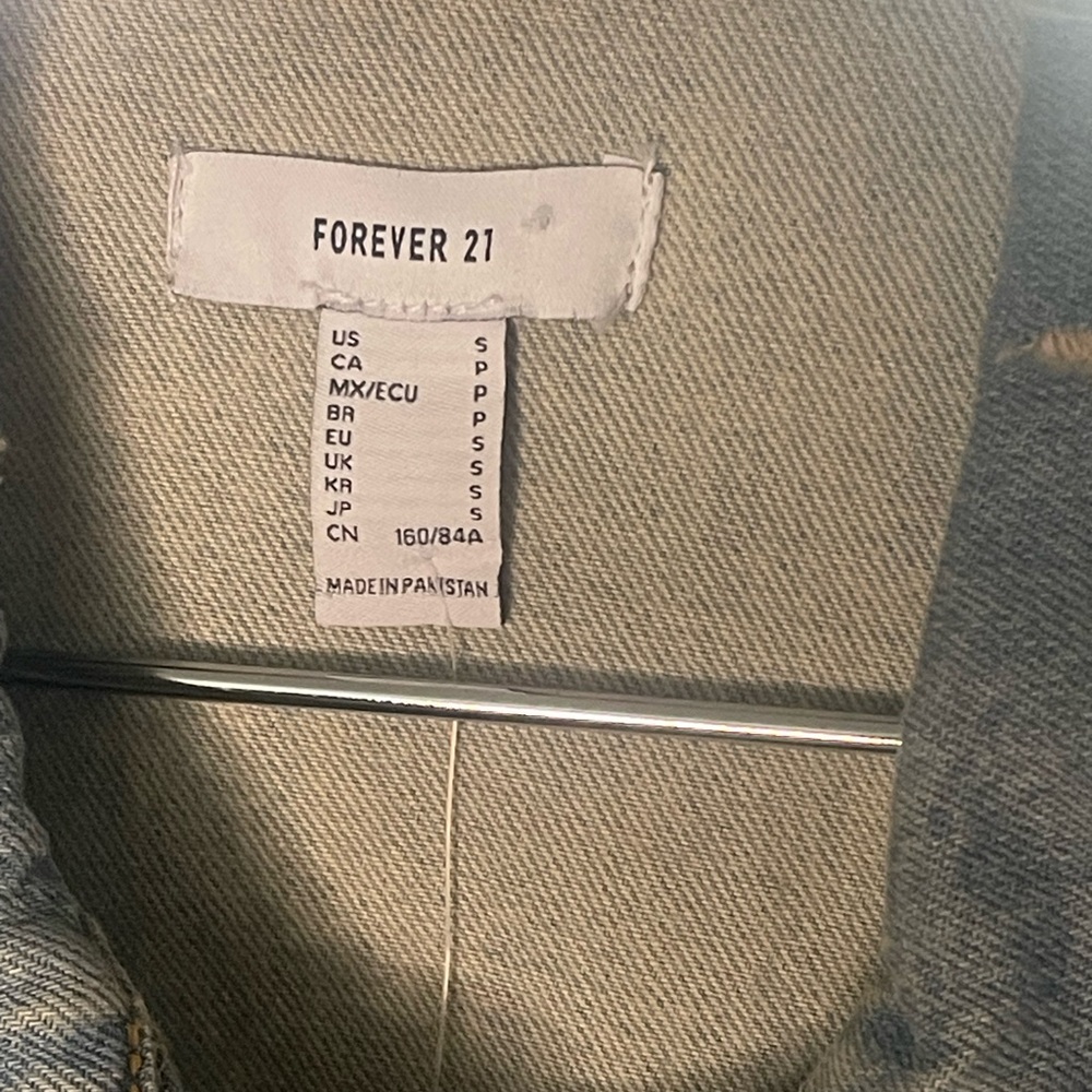 Forever 21 Light Wash Denim Trucker Jean Jacket. NWT. - Picture 7 of 11